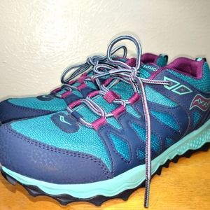 Saucony trail running shoes size 6W